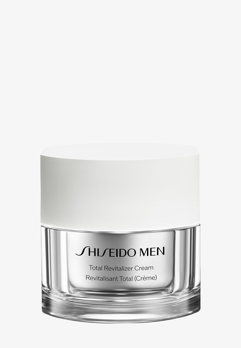 Shiseido Men Total Revitalizer -voide kirkkaassa lasipurkissa, jossa valkoinen kansi ja mustalla tekstillä varustettu etiketti.