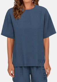 Blaues Baumwoll-T-Shirt mit kurzen Ärmeln, rundem Halsausschnitt und lockerer Passform. Sieht einen Textdruck in Dunkelblau auf der unteren linken Seite vor.