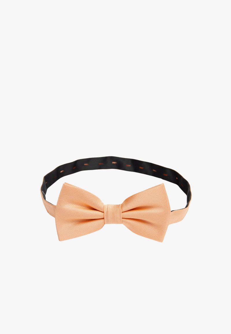 Persikan satiini solmio, jossa on uritettu tekstuuri, kiinnitetty mustalla säädettävällä hihnalla, jossa on oranssit yksityiskohdat. Klassinen muoto ja elegantti muotoilu.