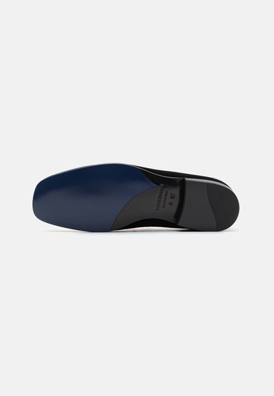 Talpa de pantof cu piele lacuită albastră închisă și cauciuc texturat negru, cu vârful rotund și un design minimalistic.