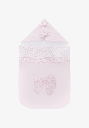 Fascia per neonati in tessuto rosa con cappuccio a punta, bordi decorati con motivo floreale, bordi arriccivati e tre fiocchi decorativi nella parte superiore.