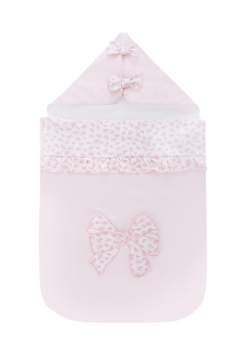 Różowa tkaninowa chusta dla niemowląt z zakończonym na szpic kapturem, ozdobnym kwiatowym brzegiem, falbanami oraz trzema dekoracyjnymi kokardkami na górze.