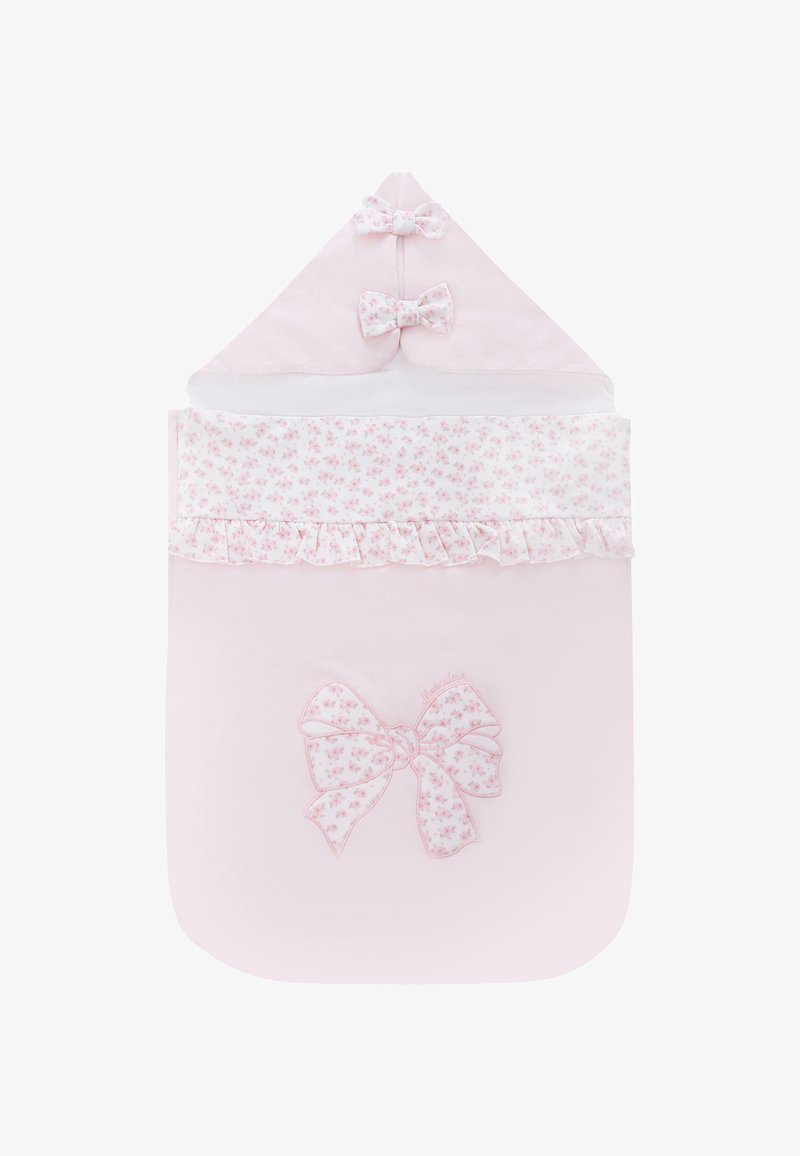 Różowa tkaninowa chusta dla niemowląt z zakończonym na szpic kapturem, ozdobnym kwiatowym brzegiem, falbanami oraz trzema dekoracyjnymi kokardkami na górze.