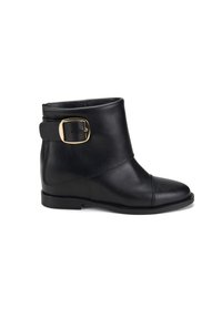 Botte noire en cuir jusqu'à la cheville avec un bout arrondi, boucle décorative en or sur le côté et un petit talon carré. Texture lisse et design épuré.