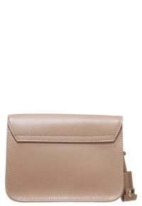 Béžová taška ze strukturované syntetické kůže s plochým designem a klopovým uzávěrem. Boční detaily s popruhem a kovovými akcenty.