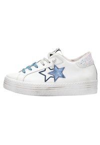 Sneaker in pelle bianca con accenti blu a forma di stella, tacco testurizzato, lacci azzurri e suola in gomma rialzata. Presenta un pannello posteriore glitterato.