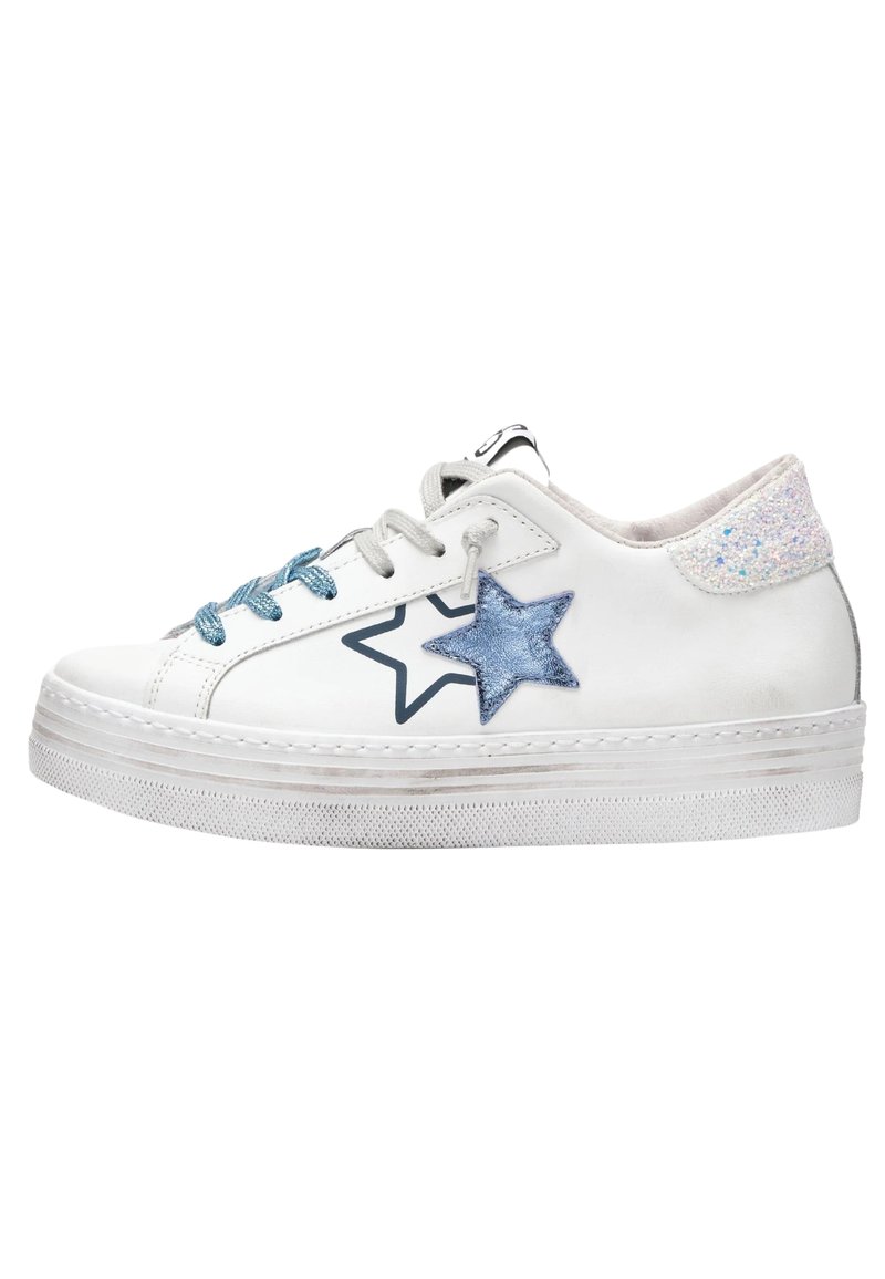 Sneaker in pelle bianca con accenti blu a forma di stella, tacco testurizzato, lacci azzurri e suola in gomma rialzata. Presenta un pannello posteriore glitterato.
