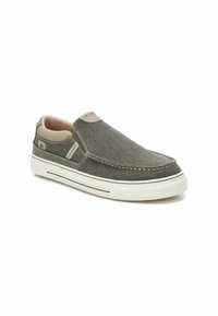 Zapatilla gris sin cordones con parte superior de tela texturizada, suela de goma crema en contraste y un sutil detalle del logotipo en el lado.