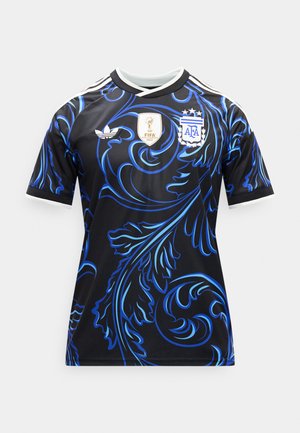 Zwart en blauw Argentijns voetbalshirt met witte kraag, FIFA 2022-winnaarsbadge, AFA-logo en Adidas-strepen op de schouders.
