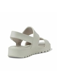 Sandali piattaforma bianchi con una superficie liscia, caratterizzati da due fasce larghe, una parte posteriore aperta e una suola gommata per migliorare la trazione.