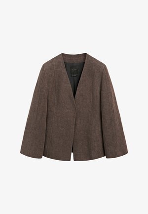Brun skræddersyet kvinde-blazer med lange ærmer, åben front og sort inderfor, vist på hvid baggrund.
