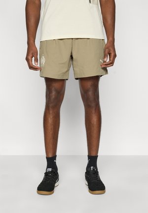 OM PUMATECH RELAXED SHORTS - Ρούχα για κλαμπ - velvet moss/golden fog