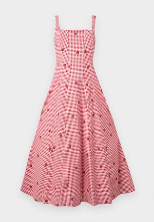 Rød og hvit rutete ermeløs midikjole med firkantet utringning og små broderte jordbær spredt over hele kjolen.