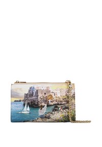 Portafoglio colorato con una scena di mare, materiale in tessuto, chiusura con zip e una tracolla in catena dorata. Il design include un dettaglio "you❤️?".