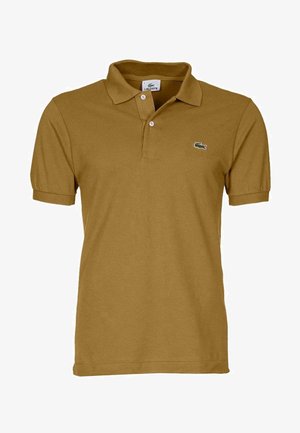 Hnedá krátky rukáv polokošeľa vyrobená z bavlny, s klasickým golierom a malým zeleným vyšívaným logom krokodíla na ľavej strane hrude.