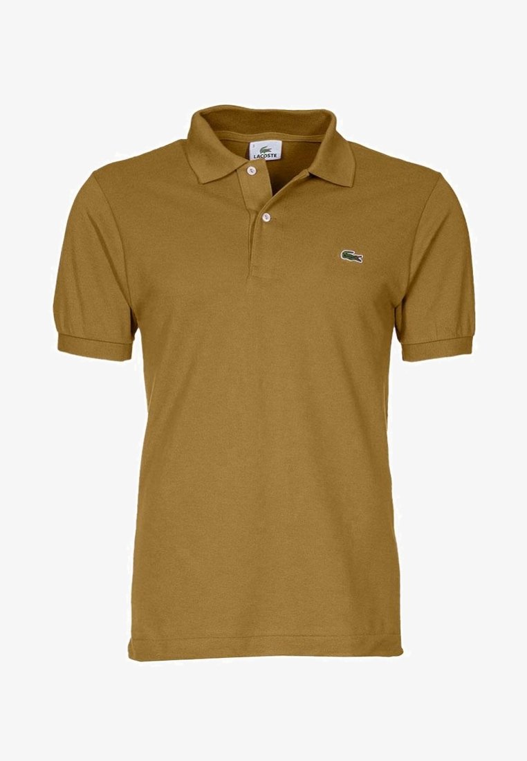 Brązowa koszulka polo z krótkim rękawem wykonana z bawełny, z klasycznym kołnierzykiem i małym, zielonym haftowanym logo krokodyla na lewej piersi.