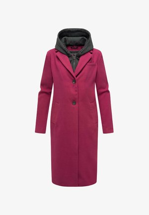 Magenta langer Mantel mit strukturierter Silhouette, ausgestattet mit einer grauen Kapuze, zwei Fronttaschen und einem Ein-Knopf-Verschluss. Weiche Textur.