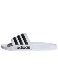 Hvit skyvesandal med tre teksturerte sorte striper og et preget svart "adidas"-logo på stroppen. Myk skyfoam såle.