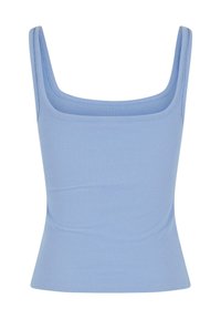 Top de tirantes azul claro con cuello cuadrado y tirantes finos. Silueta ajustada, textura suave y diseño sin costuras.