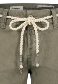 Olivgrüne Hose mit einer geflochtenen cremefarbenen Kordel, Metallknopf und dezentem Glanz. Hat gestickte Akzente am Bund.