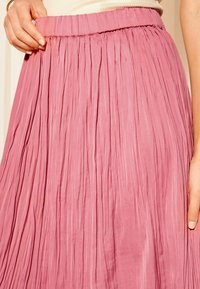 Friends Like These SOFT CRINKLE MIDI - REGULAR FIT - A-lijn rok - rose pink