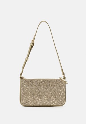 Sac à épaule rectangulaire beige avec bandoulière réglable et devant recouvert de petits clous brillants pour un effet texturé et étincelant.