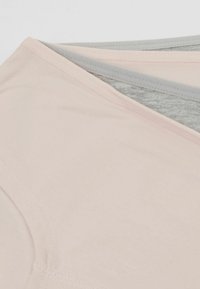 Set van drie tanktops in een zachte katoenen mix. Kleuren: lichtroze, lichtgrijs, gemêleerd grijs. Voorzien van soepele mouwen en een ronde halslijn.