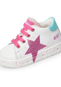 Sneaker bianco con design a stella glitter rosa, lacci rosa e accentuazione azzurra chiara sul tallone. Presenta una suola rosa maculata.