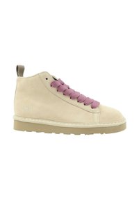 Sneaker alto in suede beige con lacci rosa, punta rotonda e una spessa suola in gomma beige. Presenta una linguetta sul tallone e un branding discreto.