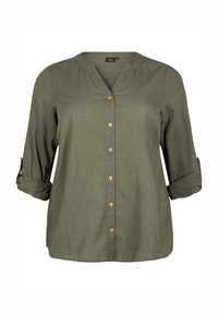 Chemise boutonnée vert olive avec un décolleté en V, des manches trois-quarts, des poignets retroussés et des boutons en bois à l'avant. Tissu texturé.
