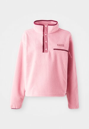 Pull en polaire rose clair avec un col haut, une patte de boutonnage, une poche poitrine et des accents bordeaux contrastants. Texture douce sur l'ensemble.