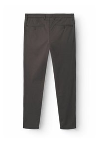 Zwarte broek met een gladde textuur, voorzien van twee achterzakken met knoopsluitingen en een rechte pijp.