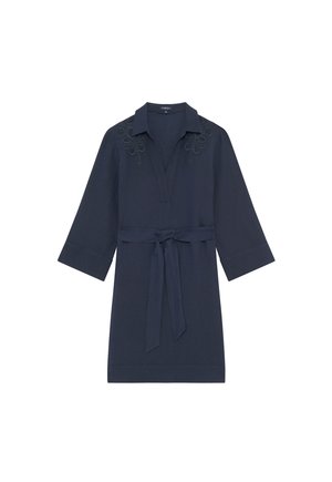 Granatowa sukienka z lnu z kołnierzykiem, rękawami o długości trzech ćwiartek, haftem kwiatowym na ramionach oraz dopasowanym paskiem w talii.