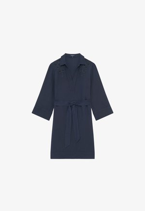 Granatowa sukienka z lnu z kołnierzykiem, rękawami o długości trzech ćwiartek, haftem kwiatowym na ramionach oraz dopasowanym paskiem w talii.