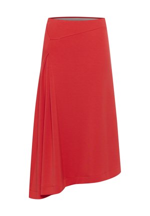 Jupe rouge asymétrique en tissu léger, avec une texture lisse et un pli froncé sur un côté.