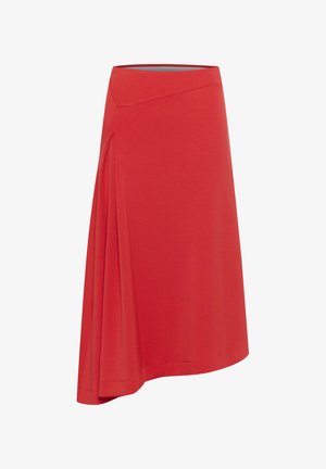 Jupe rouge asymétrique en tissu léger, avec une texture lisse et un pli froncé sur un côté.