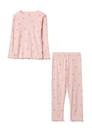 Lichtroze set met lange mouwen en broek met kleine rode aardbeienpatronen en gerafelde randjes aan de mouwen en pijpen.