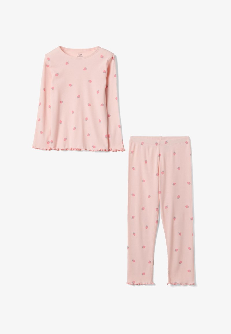 Lichtroze set met lange mouwen en broek met kleine rode aardbeienpatronen en gerafelde randjes aan de mouwen en pijpen.