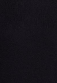 Tissu noir côtelé avec une texture lisse, présentant un motif de tissage uniforme. Convient pour divers vêtements.