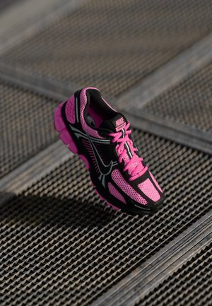 ZOOM VOMERO 5 - Sportcipő - pink spell/black/metallic platinum-coloured/pink foam