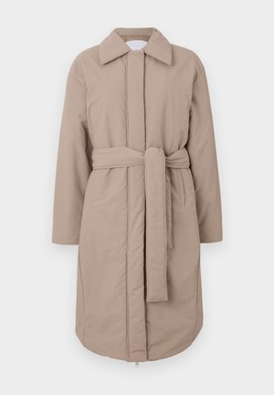 Beige, mid-lange jas met een ceintuur in de taille, met een kraag en lange mouwen. De stof lijkt glad met een lichte glans.