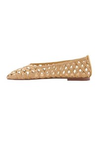 Scarpa ballet flat intrecciata in beige chiaro con un design aperto a rete. Punta rotonda e tacco minimale, realizzata in un materiale testurizzato.
