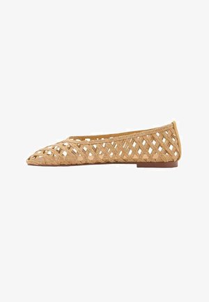 Chaussure de ballet plate, tissée, en beige clair avec un design ouvert et en treillis. Bout arrondi et talon minimal, fabriquée à partir d'un matériau texturé.