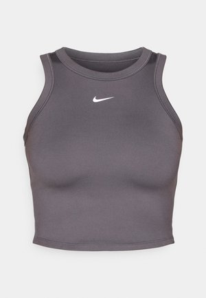 Top corto atlético gris hecho de una tela suave y elástica. Presenta un escote redondo y un pequeño logo de Nike en blanco en el pecho.