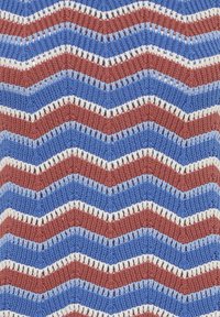 Motif en tricot chevron avec des bandes en zigzag alternées de couleurs rouille, bleu foncé, bleu clair et blanc, tissu en laine texturé.