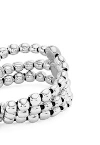 Pulsera elástica plateada con elementos redondeados y reflectantes similares a cuentas. El diseño presenta múltiples hilos con un acabado liso y pulido.