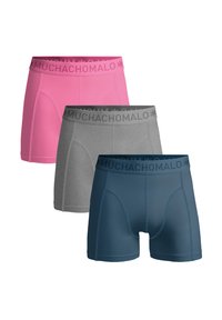 Tri mage boxerice v roza, sivi in temno modri barvi z napisom "MUCHACHOMALO" na pasu, razporejene v zamaknjenem vrstnem redu.