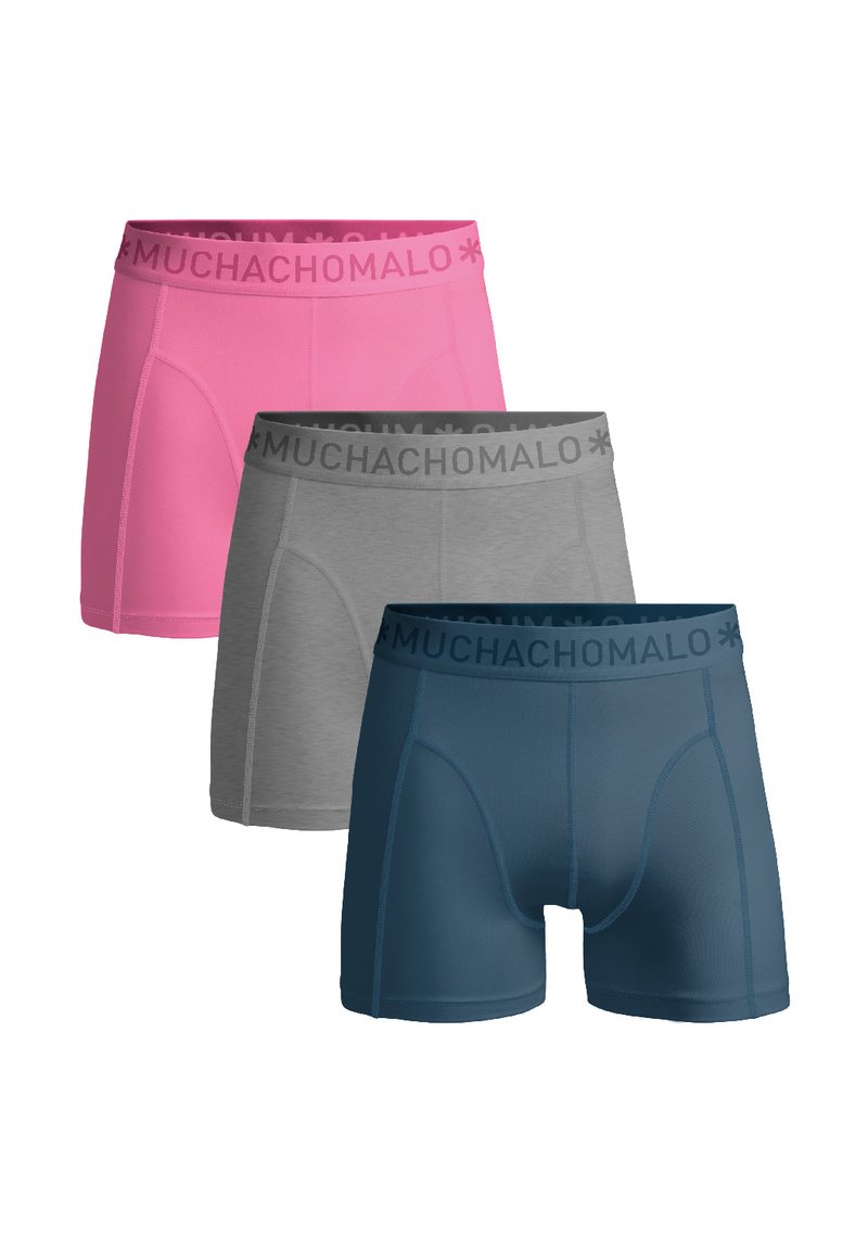 Tri mage boxerice v roza, sivi in temno modri barvi z napisom "MUCHACHOMALO" na pasu, razporejene v zamaknjenem vrstnem redu.