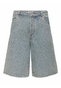Shorts de mezclilla azul claro con un patrón texturizado. Presentan un cierre de botón, pasadores para cinturón y bolsillos laterales. Con dobladillo sin rematar en las piernas.