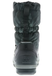 Zwarte en grijze waterdichte laarzen met een bovenkant in camouflagepatroon, een verzamelde schacht, een gestructureerde rubberen zool en een logo-opdruk op de hiel.